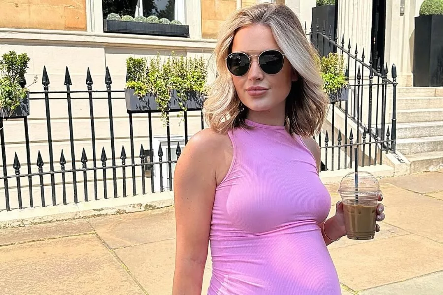 Cover Image for 8 influencers to follow for maternity style this month