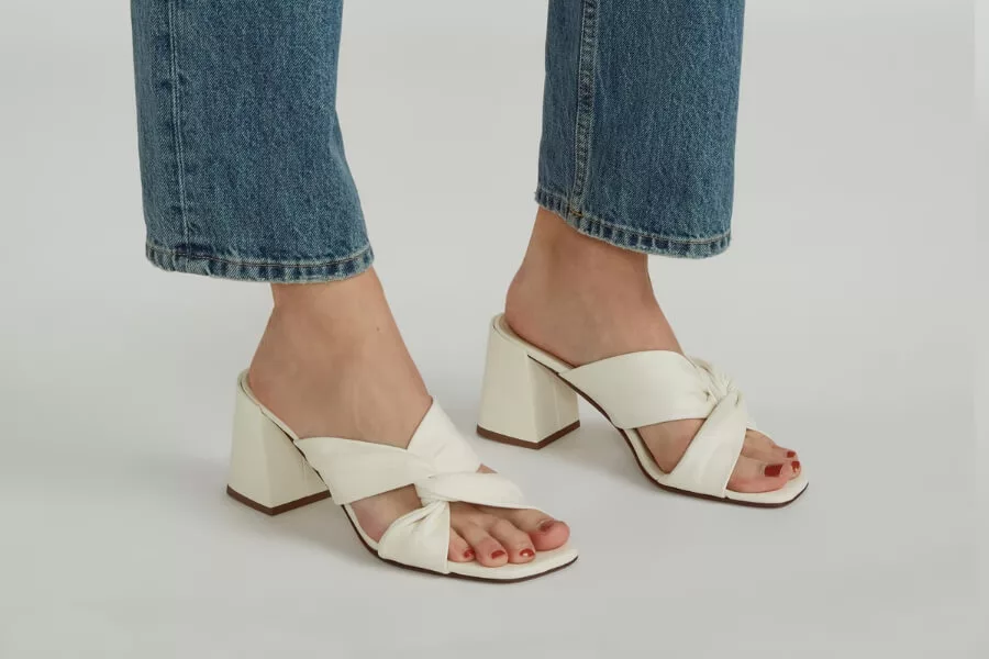 Cover Image for Summer shoes that are comfy to wear while pregnant