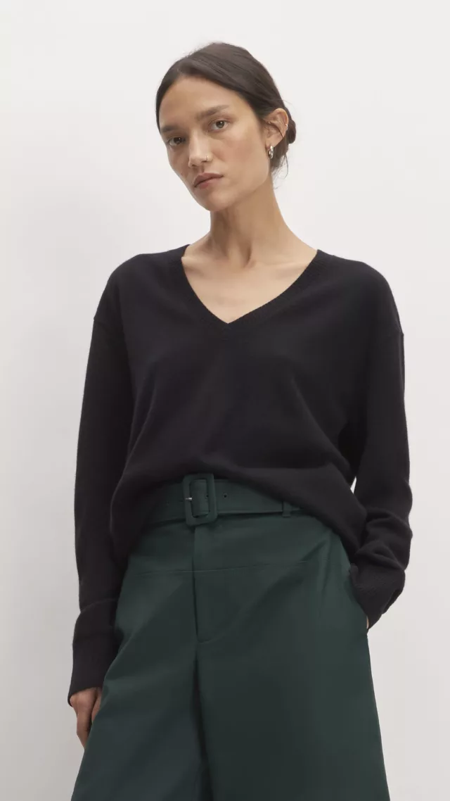 The Cashmere Relaxed V-Neck Black