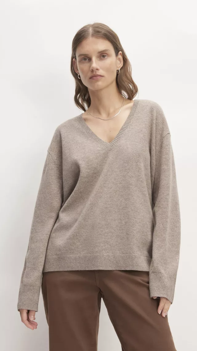 The Cashmere Relaxed V-Neck Toasted Sesame