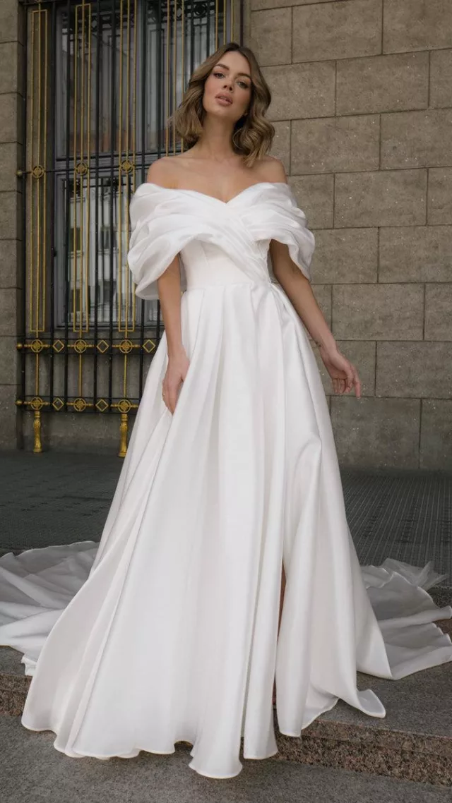 Wedding Dress Acerola With Leg Slit Light Ivory