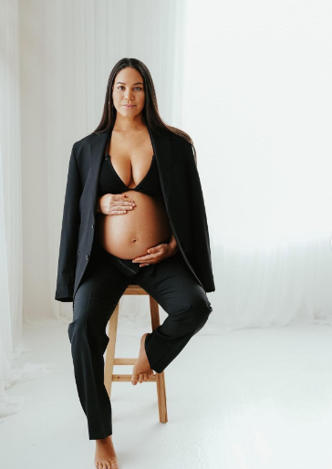 Influencer alexisdsullivan posing for maternity photoshoot instagram