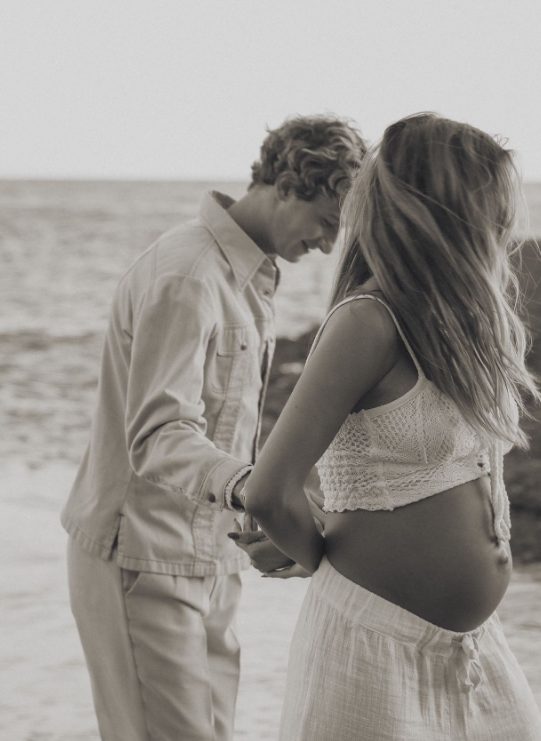Influencer taylornicolehayden pregnancy photo while wearing crop top