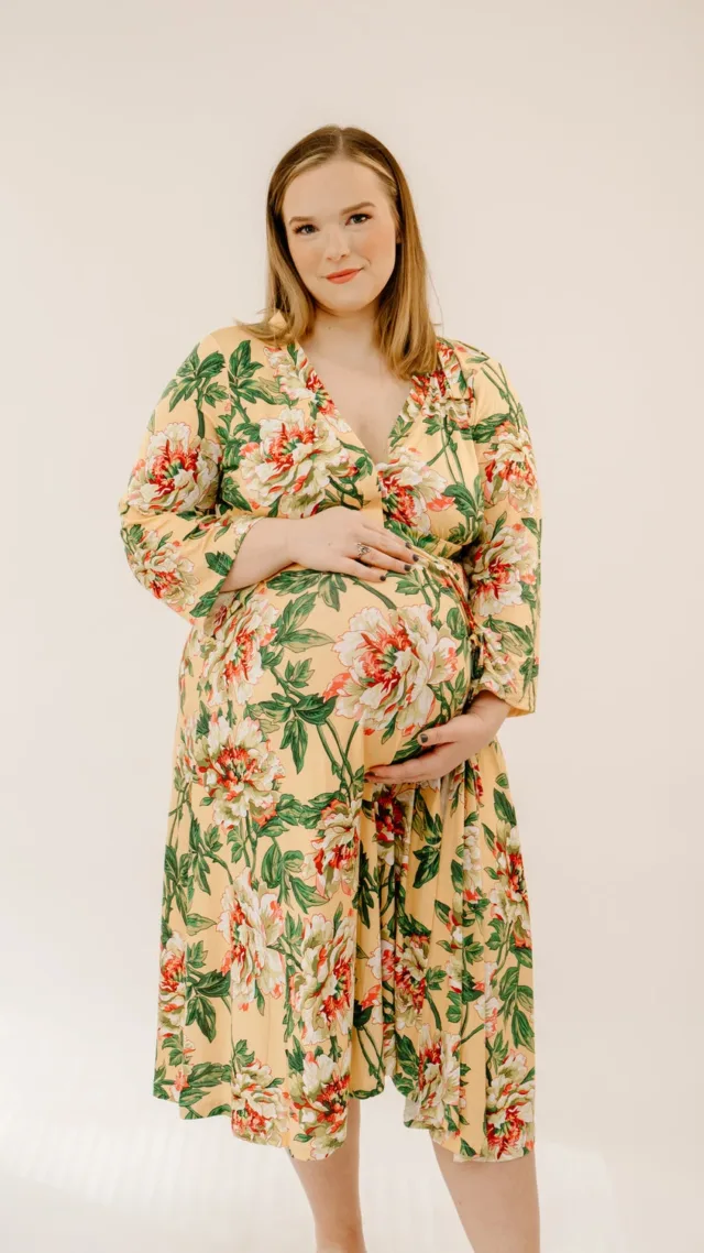 Lila Labor & Postpartum Gown In Peach Floral